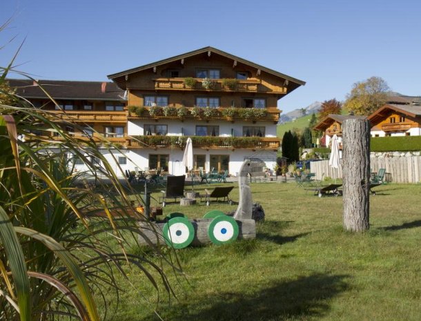 frohnatur-garni-hotel-thiersee-achterkant.jpg