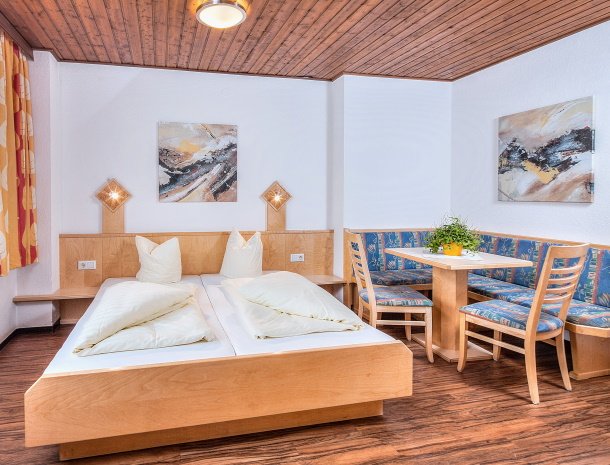 hotel-sailer-wenns-kinderhotel-kamer-bed-eethoek.jpg