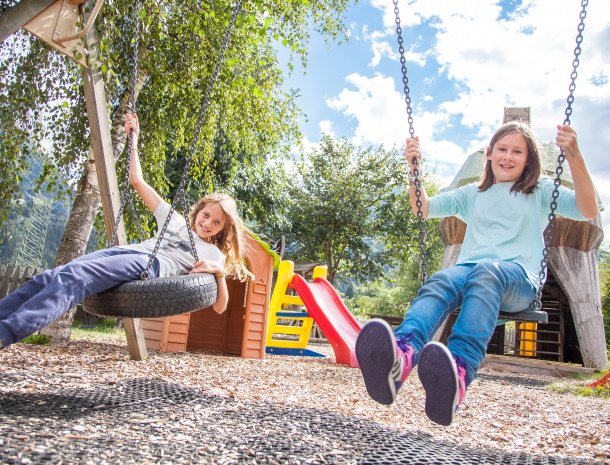 hotel-sailer-wenns-kinderhotel-speeltuin-schommelen.jpg