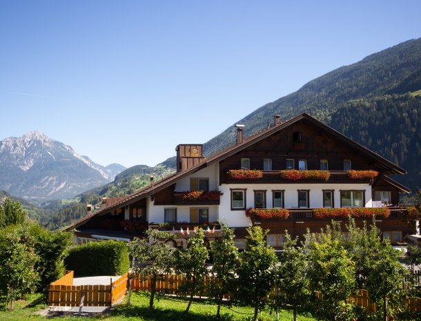 hotel-sailer-wenns-kinderhotel-voorkant.jpg