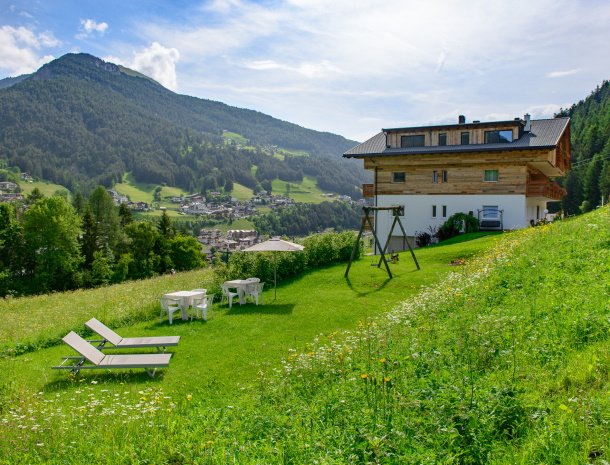 garni-august-ortisei-trentino-ligging-zomer-tuin.jpg