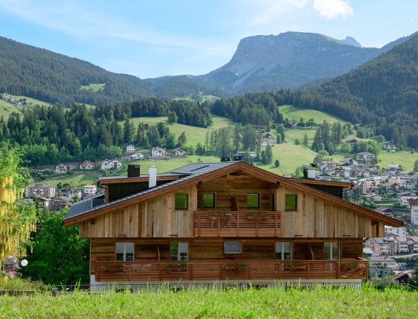 garni-august-ortisei-trentino-ligging-zomer.jpg