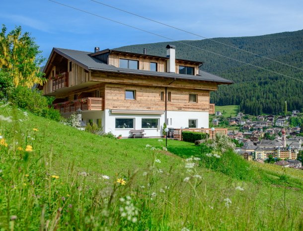 garni-august-ortisei-trentino-ligging-zomer-uitzicht.jpg