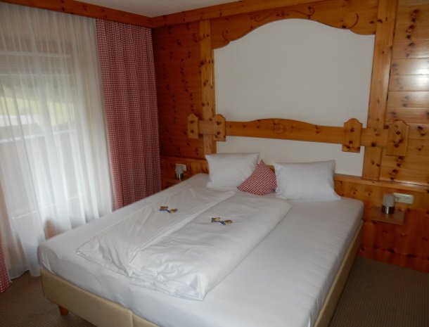 bed-and-breakfast-dorfplatz-pitztal-tirol-slaapkamer-bed.jpg