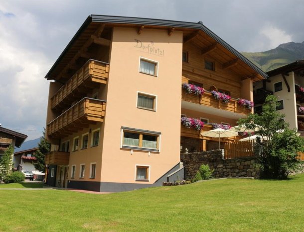 bed-and-breakfast-dorfplatz-pitztal-tuin.jpg