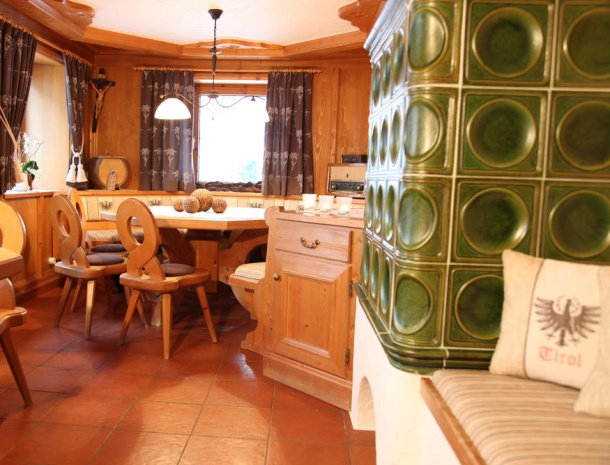 bed-and-breakfast-dorfplatz-pitztal-stube.jpg