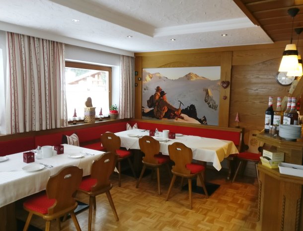 bed-and-breakfast-dorfplatz-pitztal-tirol-ontbijtruimte.jpg