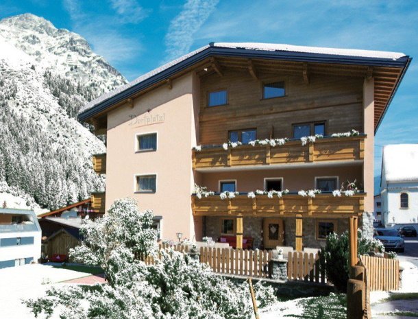 bed-and-breakfast-dorfplatz-pitztal-winter.jpg