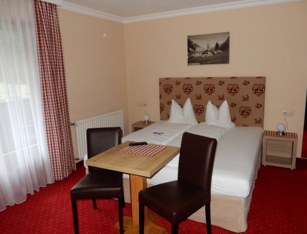 bed-and-breakfast-dorfplatz-pitztal-tirol-slaapkamer-stoelen.jpg