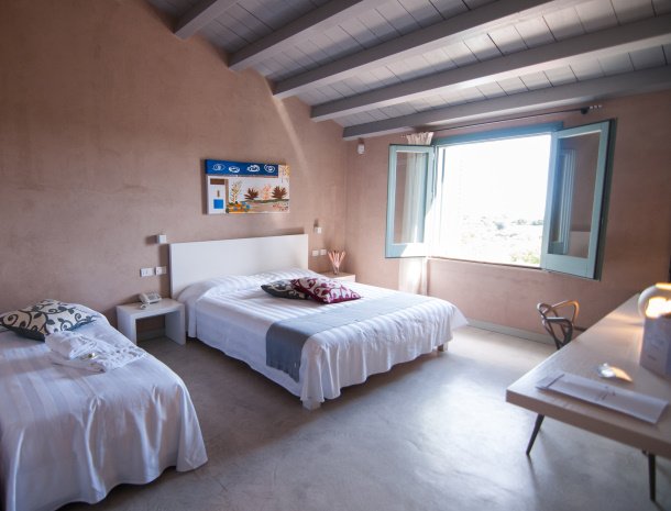 relais-casina-miregia-slaapkamer-raam-uitzicht.jpg