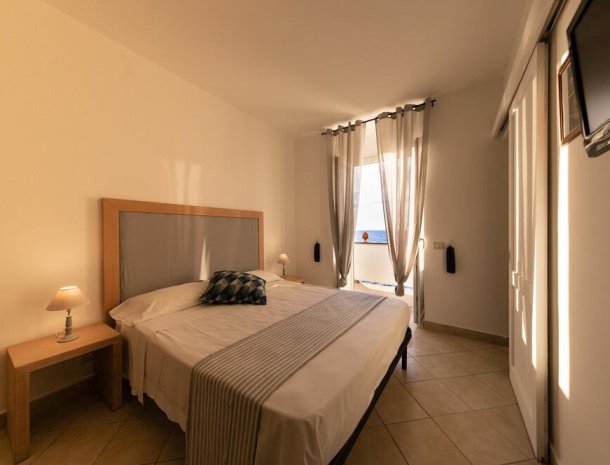 bed-and-breakfast-taliammari-cefalu-kamer-2-personen-zeezicht.jpg