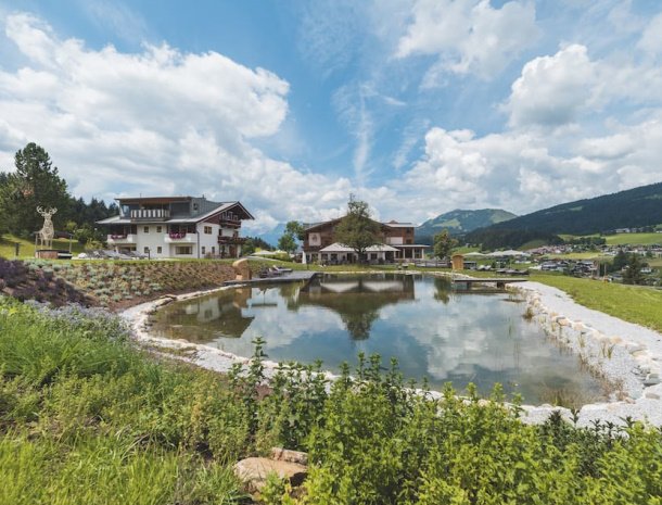 hotel chalets grosslehen overzicht zwemmeer.jpg