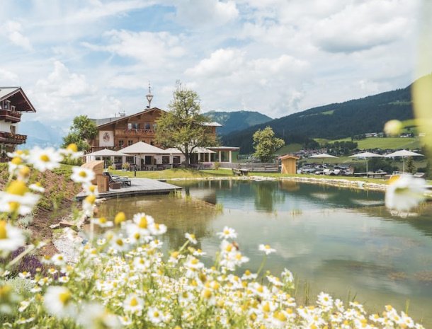 hotel.chalets grosslehen fieberbrunn zwemmeer bloemen.jpg