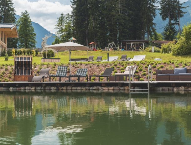 hotel chalets grosslehen zwemmeer ligstoelen.jpg