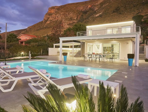 villa-adelfos-scopello-sicilië-zwembad-villa-avond.jpg