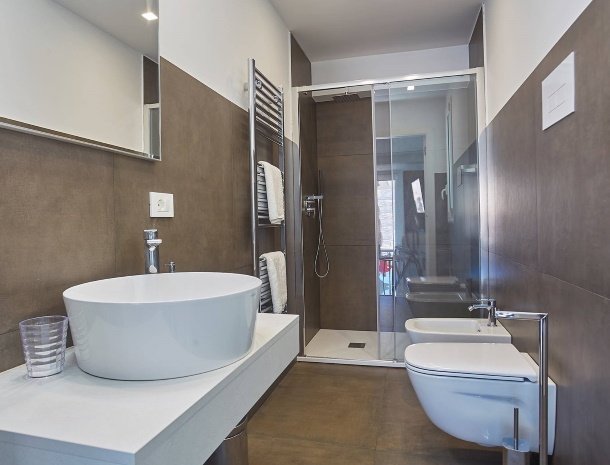 villa-adelfos-scopello-sicilië-badkamer-begane-grond.jpg