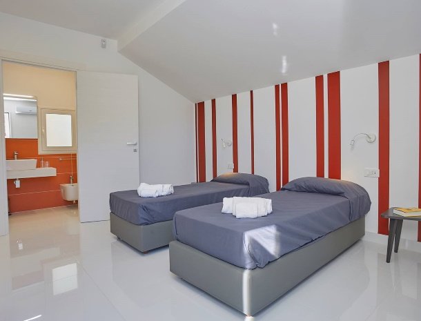 villa-adelfos-scopello-sicilië-slaapkamer-losse-bedden-badkamer.jpg