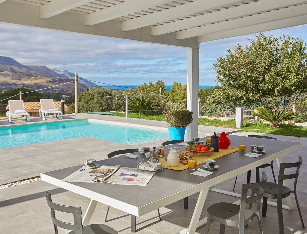 villa-adelfos-scopello-sicilië-terras-eettafel-uitzicht.jpg