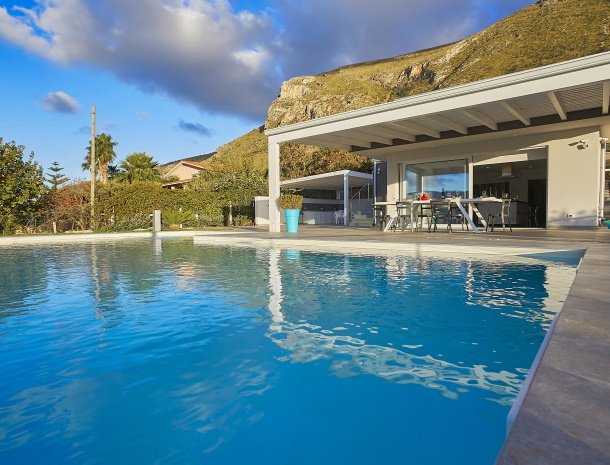 villa-adelfos-scopello-sicilië-zwembad-avond.jpg