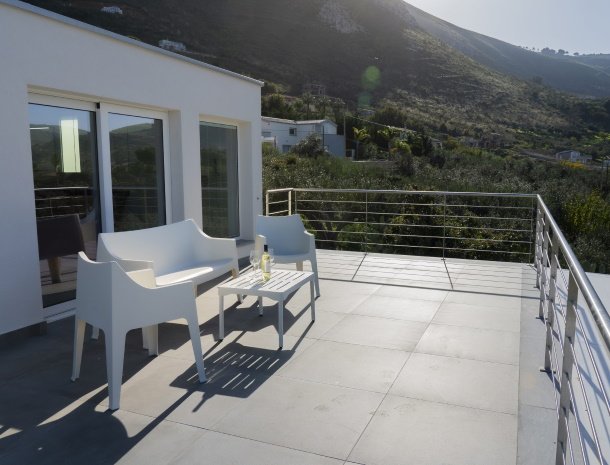 villa-adelfos-scopello-sicilië-terras-bij-slaapkamer.jpg