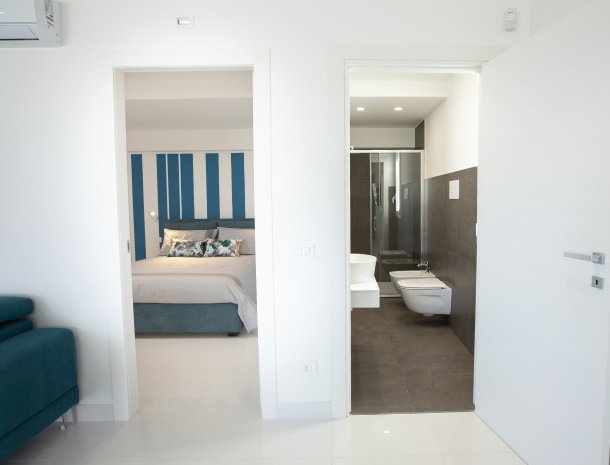 villa-adelfos-scopello-sicilië-slaapkamer-badkamer-begane-grond.jpg