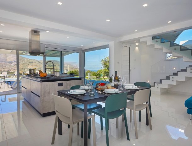villa-adelfos-scopello-sicilië-keuken-eethoek.jpg