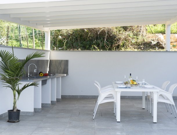 villa-adelfos-scopello-sicilië-buitenkeuken.jpg