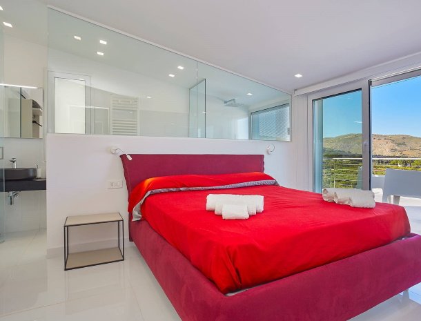 villa-adelfos-scopello-sicilië-slaapkamer-ensuite-badkamer.jpg