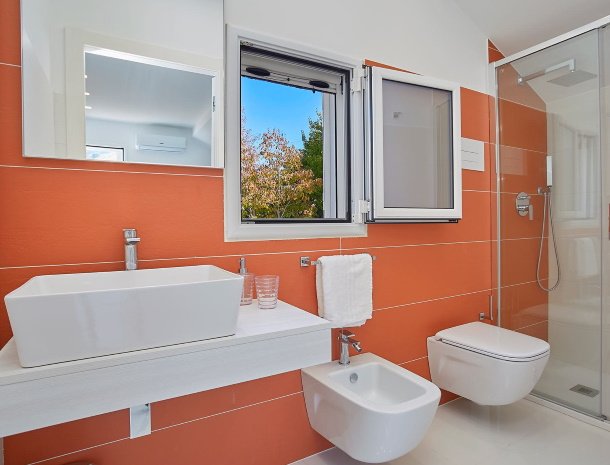 villa-adelfos-scopello-sicilië-badkamer-oranje.jpg