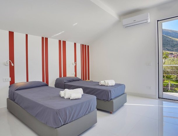 villa-adelfos-scopello-sicilië-slaapkamer-losse-bedden.jpg