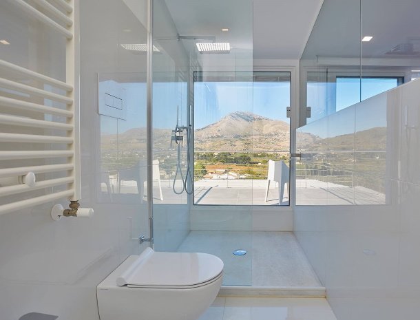 villa-adelfos-scopello-sicilië-badkamer-ensuite.jpg