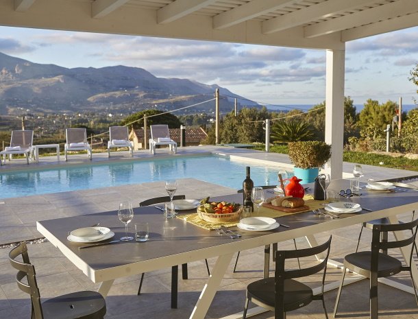 villa-adelfos-scopello-sicilië-eettafel.jpg