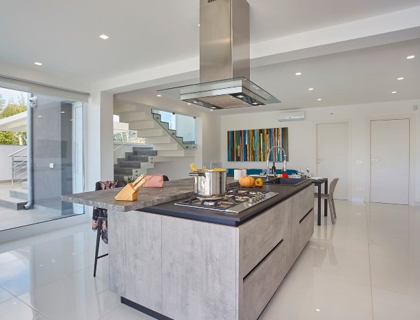 villa-adelfos-scopello-sicilië-keuken-modern.jpg