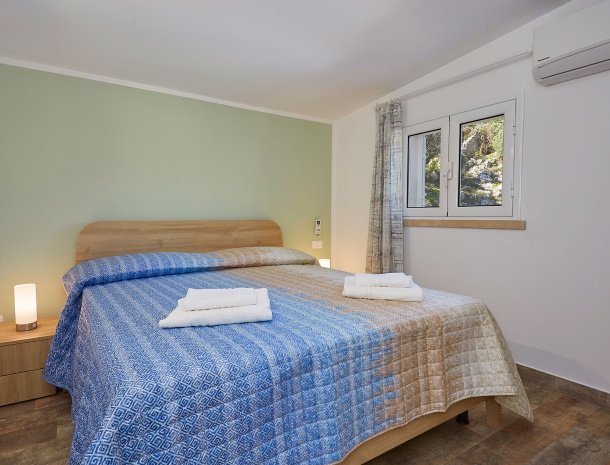 villa-montemar-scopello-sicilië-slaapkamer-bed.jpg