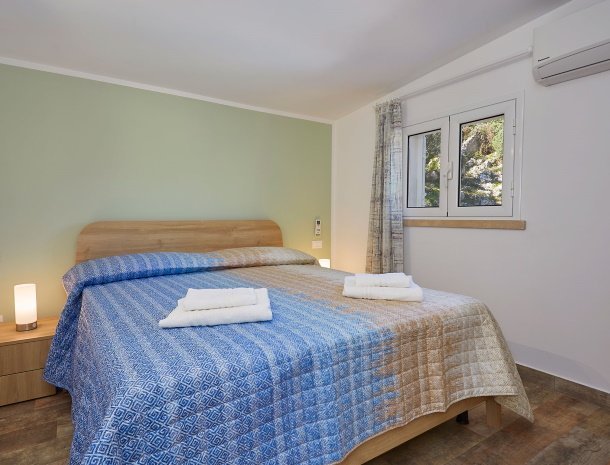villa-montemar-scopello-sicili&euml;-slaapkamer-bed.jpg