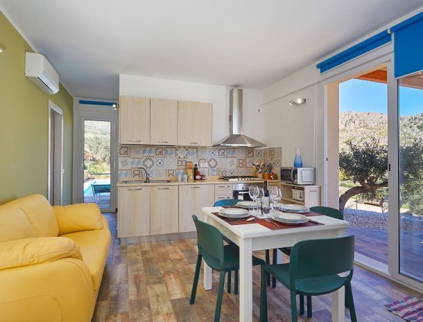 villa-montemar-scopello-sicili&euml;-wwonkamer-keuken.jpg