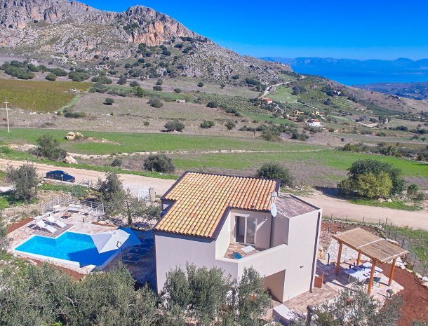 villa-montemar-scopello-sicili&euml;-ligging-huis-zee.jpg