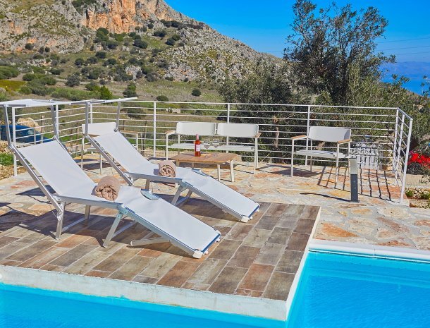 villa-montemar-scopello-sicili&euml;-ligstoelen-zwembad.jpg