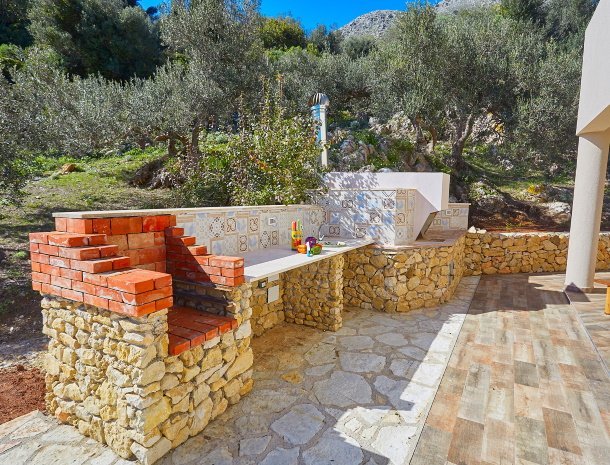 villa-montemar-scopello-sicili&euml;-buitenkeuken.jpg