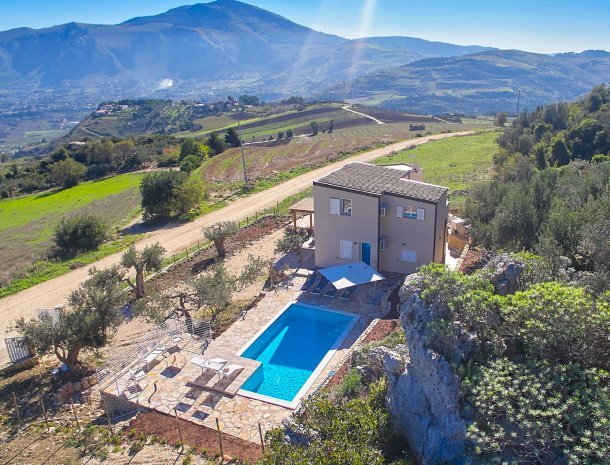 villa-montemar-scopello-sicili&euml;-ligging-huis.jpg
