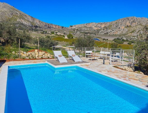 villa-montemar-scopello-sicili&euml;-zwembad.jpg