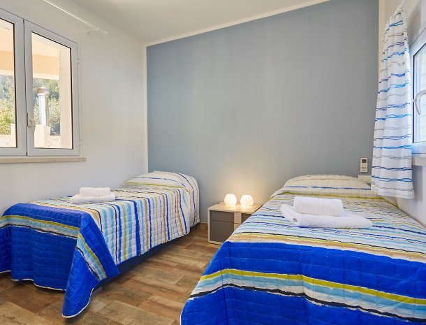 villa-montemar-scopello-sicili&euml;-slaapkamer-losse-bedden.jpg
