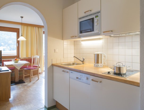 ferienhof-neusacher-weissensee-appartement-sonnenroschen-keuken.jpg