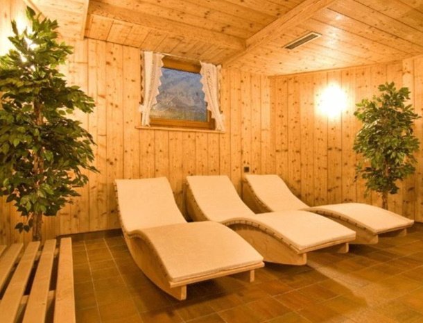 apartementen-krosbacher-fulpmes-sauna-ligstoelen.jpg