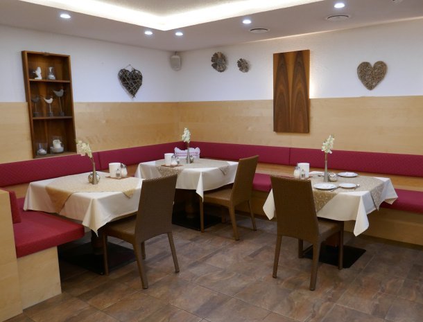adler-pension-fulpmes-tafels-ontbijt.jpg