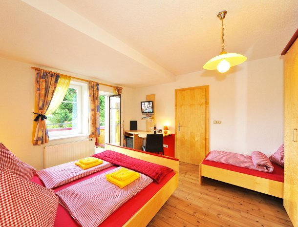 pension-linder-seeboden-millstattersee-kamer-met-extra-bed-balkon.jpg