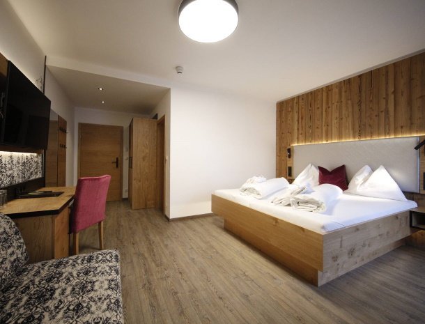 hotel-kirchenwirt-steiermark-kamer-dorfblick-bed.jpg