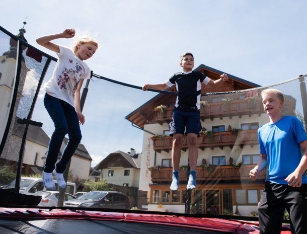 hotel-kirchenwirt-steiermark-trampoline.jpg