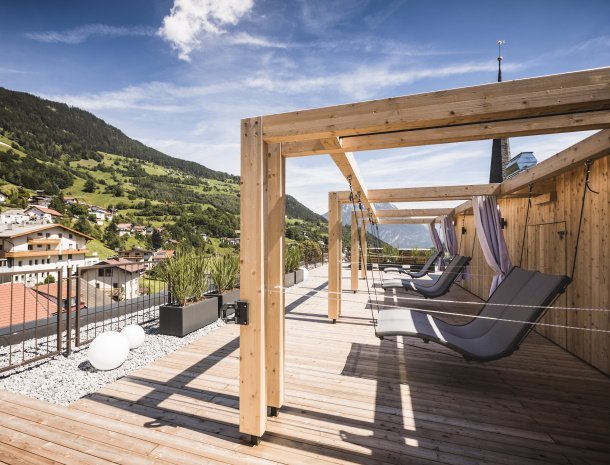 hotel-stefan-wenns-pitztal-dakterras-schommelstoelen.jpg
