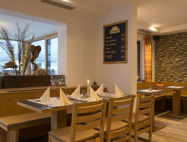 pension-hochjochstobli-schruns-vorarlberg-restaurant-tafel.jpg